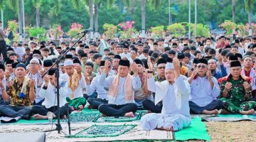 Gubernur NTB Lalu Muhamad Iqbal Mengikuti Shalat Istisqa di Lapangan Bumi Gora, Kompleks Kantor Gubernur NTB, Jumat (16/10), Sebagai Ikhtiar Memohon Hujan di Tengah Kemarau Panjang.