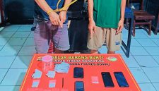Polisi Mengamankan Dua Pria dan Barang Bukti Yang Diduga Sabu Seberat Bruto 23,04 Gram Dalam Penggerebekan di Kelurahan Bali, Kecamatan Dompu, Kabupaten Dompu.