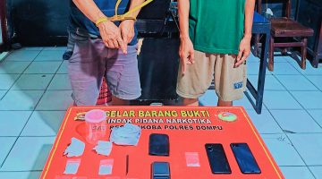 Polisi Mengamankan Dua Pria dan Barang Bukti Yang Diduga Sabu Seberat Bruto 23,04 Gram Dalam Penggerebekan di Kelurahan Bali, Kecamatan Dompu, Kabupaten Dompu.
