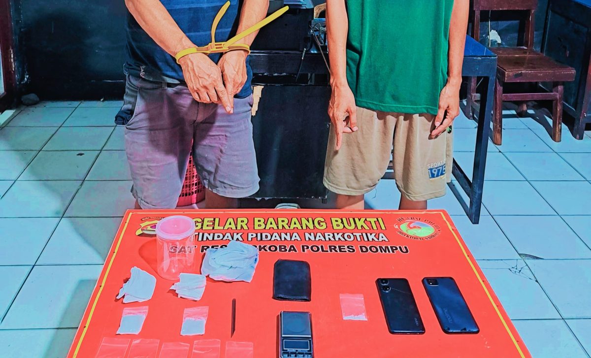 Polisi Mengamankan Dua Pria dan Barang Bukti Yang Diduga Sabu Seberat Bruto 23,04 Gram Dalam Penggerebekan di Kelurahan Bali, Kecamatan Dompu, Kabupaten Dompu.