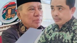 Moh. Akri dan H. Muzihir Terlibat Polemik Terkait Keabsahan SK DPP PPP dan Kepengurusan DPW PPP NTB. Akri Mengklaim Adanya Keputusan Baru dari DPP, Sedangkan Muzihir Membantah Keabsahan SK Tersebut.