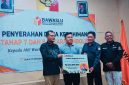 Ketua Bawaslu NTB Itratip menyerahkan santunan dana kerahiman kepada keluarga almarhum PNS Bawaslu Kota Mataram di Kantor Bawaslu NTB.