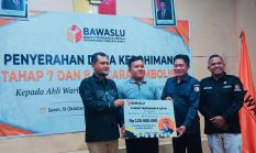 Bawaslu RI Salurkan Santunan untuk Keluarga Almarhum PNS Bawaslu Mataram