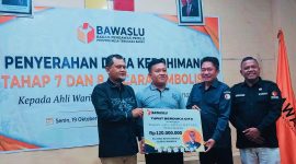 Ketua Bawaslu NTB Itratip menyerahkan santunan dana kerahiman kepada keluarga almarhum PNS Bawaslu Kota Mataram di Kantor Bawaslu NTB.