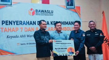 Ketua Bawaslu NTB Itratip menyerahkan santunan dana kerahiman kepada keluarga almarhum PNS Bawaslu Kota Mataram di Kantor Bawaslu NTB.