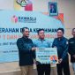Ketua Bawaslu NTB Itratip menyerahkan santunan dana kerahiman kepada keluarga almarhum PNS Bawaslu Kota Mataram di Kantor Bawaslu NTB.