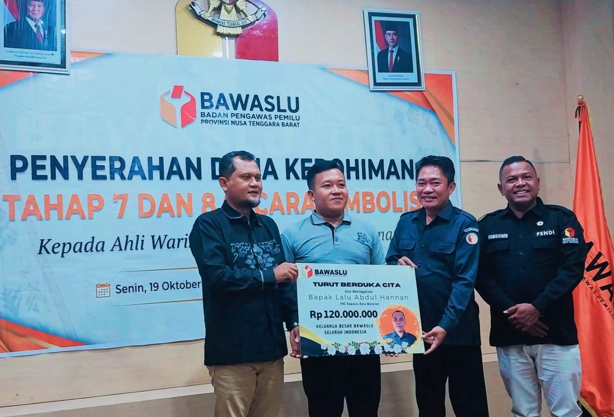 Ketua Bawaslu NTB Itratip menyerahkan santunan dana kerahiman kepada keluarga almarhum PNS Bawaslu Kota Mataram di Kantor Bawaslu NTB.