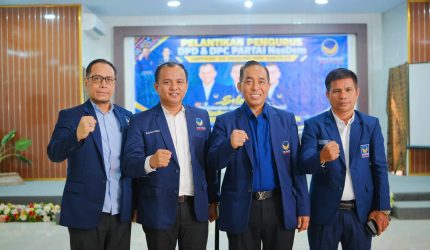 Nazaruddin bersama Mori Hanafi dan pengurus NasDem Kabupaten Bima dalam pelantikan pengurus DPD dan DPC di Kota Bima.
