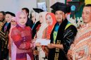 STKIP YAPIS Dompu Mencatat Capaian Akreditasi Baik Sekali Pada Seluruh Enam Program Studi Sarjana Serta Sejumlah Prestasi Nasional dan Menyiapkan Pengembangan menuju Universitas. Terlihat Juga Anggota DPRD NTB Nadirah Al Habsyi Saat Menyampaikan Ucapan Selamat kepada Wisudawan dan Menyerahkan Sejumlah Bantuan Terhadap Wisudawan Terbaik.