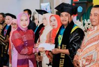 STKIP YAPIS Dompu Mencatat Capaian Akreditasi Baik Sekali Pada Seluruh Enam Program Studi Sarjana Serta Sejumlah Prestasi Nasional dan Menyiapkan Pengembangan menuju Universitas. Terlihat Juga Anggota DPRD NTB Nadirah Al Habsyi Saat Menyampaikan Ucapan Selamat kepada Wisudawan dan Menyerahkan Sejumlah Bantuan Terhadap Wisudawan Terbaik.