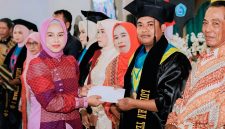 STKIP YAPIS Dompu Mencatat Capaian Akreditasi Baik Sekali Pada Seluruh Enam Program Studi Sarjana Serta Sejumlah Prestasi Nasional dan Menyiapkan Pengembangan menuju Universitas. Terlihat Juga Anggota DPRD NTB Nadirah Al Habsyi Saat Menyampaikan Ucapan Selamat kepada Wisudawan dan Menyerahkan Sejumlah Bantuan Terhadap Wisudawan Terbaik.