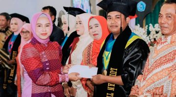 STKIP YAPIS Dompu Mencatat Capaian Akreditasi Baik Sekali Pada Seluruh Enam Program Studi Sarjana Serta Sejumlah Prestasi Nasional dan Menyiapkan Pengembangan menuju Universitas. Terlihat Juga Anggota DPRD NTB Nadirah Al Habsyi Saat Menyampaikan Ucapan Selamat kepada Wisudawan dan Menyerahkan Sejumlah Bantuan Terhadap Wisudawan Terbaik.