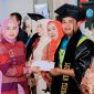 STKIP YAPIS Dompu Mencatat Capaian Akreditasi Baik Sekali Pada Seluruh Enam Program Studi Sarjana Serta Sejumlah Prestasi Nasional dan Menyiapkan Pengembangan menuju Universitas. Terlihat Juga Anggota DPRD NTB Nadirah Al Habsyi Saat Menyampaikan Ucapan Selamat kepada Wisudawan dan Menyerahkan Sejumlah Bantuan Terhadap Wisudawan Terbaik.