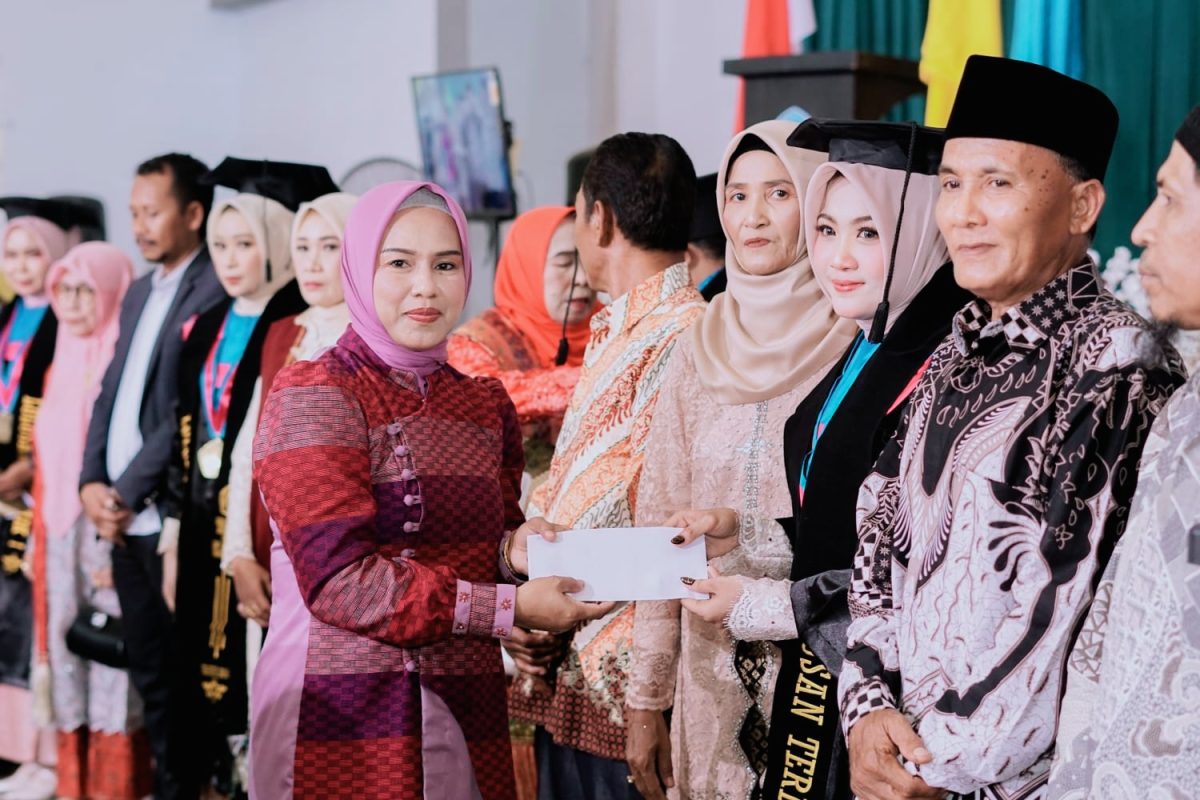 Nadirah Al Habsyi, Anggota DPRD Provinsi NTB Sekaligus Ketua DPW PBB NTB, Membacakan Sambutan Ketua Yayasan Pendidikan Islam Dompu dalam Wisuda Sarjana ke-12 STKIP YAPIS Dompu Tahun Akademik 2025/2026.