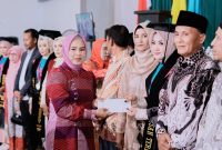 Nadirah Al Habsyi, Anggota DPRD Provinsi NTB Sekaligus Ketua DPW PBB NTB, Membacakan Sambutan Ketua Yayasan Pendidikan Islam Dompu dalam Wisuda Sarjana ke-12 STKIP YAPIS Dompu Tahun Akademik 2025/2026.