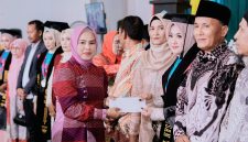 Nadirah Al Habsyi, Anggota DPRD Provinsi NTB Sekaligus Ketua DPW PBB NTB, Membacakan Sambutan Ketua Yayasan Pendidikan Islam Dompu dalam Wisuda Sarjana ke-12 STKIP YAPIS Dompu Tahun Akademik 2025/2026.