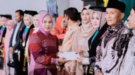 Nadirah Al Habsyi, Anggota DPRD Provinsi NTB Sekaligus Ketua DPW PBB NTB, Membacakan Sambutan Ketua Yayasan Pendidikan Islam Dompu dalam Wisuda Sarjana ke-12 STKIP YAPIS Dompu Tahun Akademik 2025/2026.