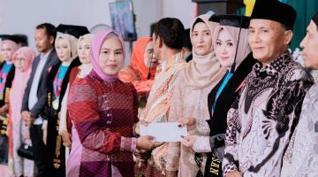 Nadirah Al Habsyi, Anggota DPRD Provinsi NTB Sekaligus Ketua DPW PBB NTB, Membacakan Sambutan Ketua Yayasan Pendidikan Islam Dompu dalam Wisuda Sarjana ke-12 STKIP YAPIS Dompu Tahun Akademik 2025/2026.