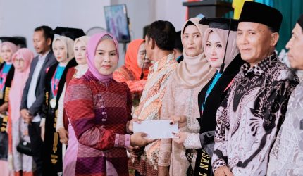 Nadirah Al Habsyi membacakan sambutan Ketua Yayasan pada wisuda STKIP YAPIS Dompu
