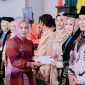 Nadirah Al Habsyi, Anggota DPRD Provinsi NTB Sekaligus Ketua DPW PBB NTB, Membacakan Sambutan Ketua Yayasan Pendidikan Islam Dompu dalam Wisuda Sarjana ke-12 STKIP YAPIS Dompu Tahun Akademik 2025/2026.