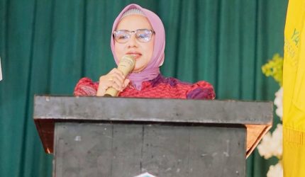 Nadirah Al Habsyi membacakan sambutan tentang sejarah YAPIS Dompu dan pembangunan kampus di Sorisakolo.
