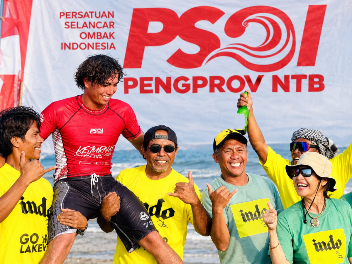 Ketua PSOI NTB Bersama Jajaran Pengurus Mendampingi Atlet PSOI NTB, Bronson Meydi, Yang Meraih Medali Emas Pada Kejurnas Selancar Indonesia di Bali.