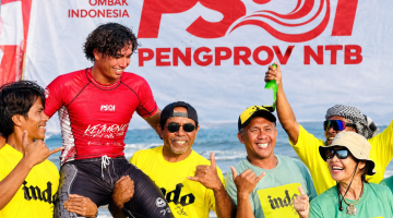 Ketua PSOI NTB Bersama Jajaran Pengurus Mendampingi Atlet PSOI NTB, Bronson Meydi, Yang Meraih Medali Emas Pada Kejurnas Selancar Indonesia di Bali.