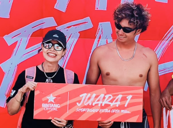 Ketua PSOI NTB Bersama Atlet Bronson Meydi Yang Kembali Meraih Medali Emas di Liga Surfing Indonesia di Bali.