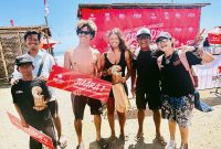 Bronson Meydi, Atlet PSOI NTB, Bersama Ketua PSOI NTB Nurbaya Sari dan Jajaran Pengurus Setelah Meraih Medali Emas di Kejurnas Surfing Indonesia dan Liga Surfing Indonesia di Bali.