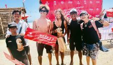 Bronson Meydi, Atlet PSOI NTB, Bersama Ketua PSOI NTB Nurbaya Sari dan Jajaran Pengurus Setelah Meraih Medali Emas di Kejurnas Surfing Indonesia dan Liga Surfing Indonesia di Bali.