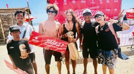 Bronson Meydi, Atlet PSOI NTB, Bersama Ketua PSOI NTB Nurbaya Sari dan Jajaran Pengurus Setelah Meraih Medali Emas di Kejurnas Surfing Indonesia dan Liga Surfing Indonesia di Bali.