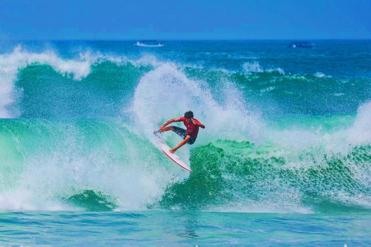 Atlet PSOI NTB Beraksi Menaklukkan Ombak Saat Mengikuti Rangkaian Kompetisi Selancar Ombak di Bali. Atlet NTB, Bronson Meydi, Menorehkan Prestasi Dengan Meraih Dua Medali Emas di Kejurnas Surfing Indonesia dan Liga Surfing Indonesia 2026.