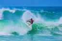 Atlet PSOI NTB Beraksi Menaklukkan Ombak Saat Mengikuti Rangkaian Kompetisi Selancar Ombak di Bali. Atlet NTB, Bronson Meydi, Menorehkan Prestasi Dengan Meraih Dua Medali Emas di Kejurnas Surfing Indonesia dan Liga Surfing Indonesia 2026.