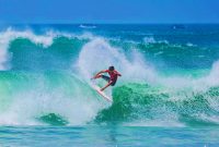 Atlet PSOI NTB Beraksi Menaklukkan Ombak Saat Mengikuti Rangkaian Kompetisi Selancar Ombak di Bali. Atlet NTB, Bronson Meydi, Menorehkan Prestasi Dengan Meraih Dua Medali Emas di Kejurnas Surfing Indonesia dan Liga Surfing Indonesia 2026.