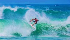 Atlet PSOI NTB Beraksi Menaklukkan Ombak Saat Mengikuti Rangkaian Kompetisi Selancar Ombak di Bali. Atlet NTB, Bronson Meydi, Menorehkan Prestasi Dengan Meraih Dua Medali Emas di Kejurnas Surfing Indonesia dan Liga Surfing Indonesia 2026.