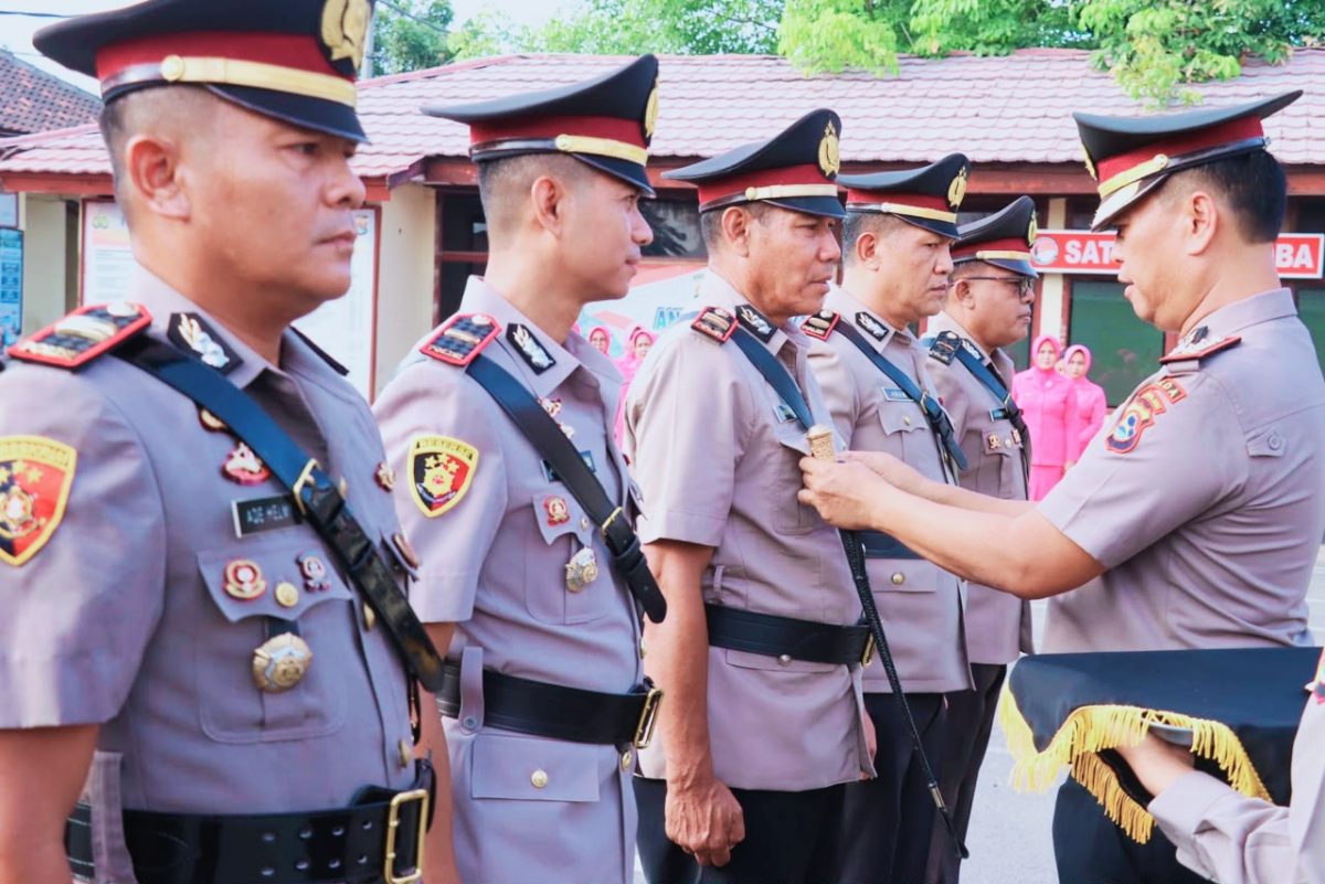 Kapolres Dompu AKBP Sodikin Fahrojin Nur Memimpin Upacara Serah Terima Jabatan Kasat Resnarkoba, Kapolsek Hu’u, dan Kapolsek Pekat Serta Pelantikan Kasat Tahti di Lapangan Apel Polres Dompu.