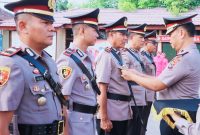 Kapolres Dompu AKBP Sodikin Fahrojin Nur Memimpin Upacara Serah Terima Jabatan Kasat Resnarkoba, Kapolsek Hu’u, dan Kapolsek Pekat Serta Pelantikan Kasat Tahti di Lapangan Apel Polres Dompu.