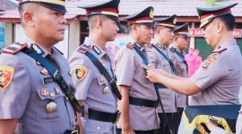 Kapolres Dompu AKBP Sodikin Fahrojin Nur Memimpin Upacara Serah Terima Jabatan Kasat Resnarkoba, Kapolsek Hu’u, dan Kapolsek Pekat Serta Pelantikan Kasat Tahti di Lapangan Apel Polres Dompu.