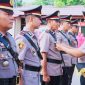 Kapolres Dompu AKBP Sodikin Fahrojin Nur Memimpin Upacara Serah Terima Jabatan Kasat Resnarkoba, Kapolsek Hu’u, dan Kapolsek Pekat Serta Pelantikan Kasat Tahti di Lapangan Apel Polres Dompu.