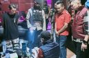 Anggota Ditresnarkoba Polda NTB Melakukan Pengecekan Terhadap Sejumlah Barang Bukti Hasil Operasi Narkoba di Tempat Hiburan Malam Kawasan Wisata Senggigi, Lombok Barat.