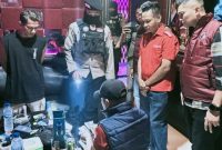 Anggota Ditresnarkoba Polda NTB Melakukan Pengecekan Terhadap Sejumlah Barang Bukti Hasil Operasi Narkoba di Tempat Hiburan Malam Kawasan Wisata Senggigi, Lombok Barat.