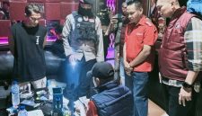 Anggota Ditresnarkoba Polda NTB Melakukan Pengecekan Terhadap Sejumlah Barang Bukti Hasil Operasi Narkoba di Tempat Hiburan Malam Kawasan Wisata Senggigi, Lombok Barat.