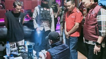 Anggota Ditresnarkoba Polda NTB Melakukan Pengecekan Terhadap Sejumlah Barang Bukti Hasil Operasi Narkoba di Tempat Hiburan Malam Kawasan Wisata Senggigi, Lombok Barat.