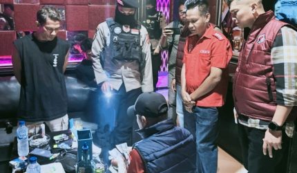 Anggota Ditresnarkoba Polda NTB mengecek barang bukti narkoba hasil operasi di tempat hiburan malam Senggigi, Lombok Barat.