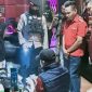 Anggota Ditresnarkoba Polda NTB Melakukan Pengecekan Terhadap Sejumlah Barang Bukti Hasil Operasi Narkoba di Tempat Hiburan Malam Kawasan Wisata Senggigi, Lombok Barat.