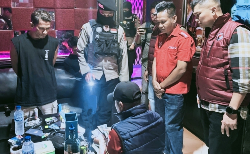 Anggota Ditresnarkoba Polda NTB Melakukan Pengecekan Terhadap Sejumlah Barang Bukti Hasil Operasi Narkoba di Tempat Hiburan Malam Kawasan Wisata Senggigi, Lombok Barat.