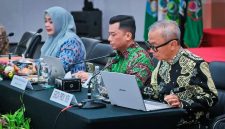 Didepan Adalah Sekretaris Daerah NTB Abul Chair Dalam Rapat Koordinasi Bersama KPK Yang Membahas Penguatan Tata Kelola Pemerintahan dan Penyelamatan Aset Daerah di Mataram, Jumat (23/10/2026).