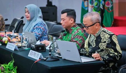 Sekda NTB Abul Chair saat rapat koordinasi KPK membahas penyelamatan aset daerah dan perbaikan tata kelola pemerintahan.