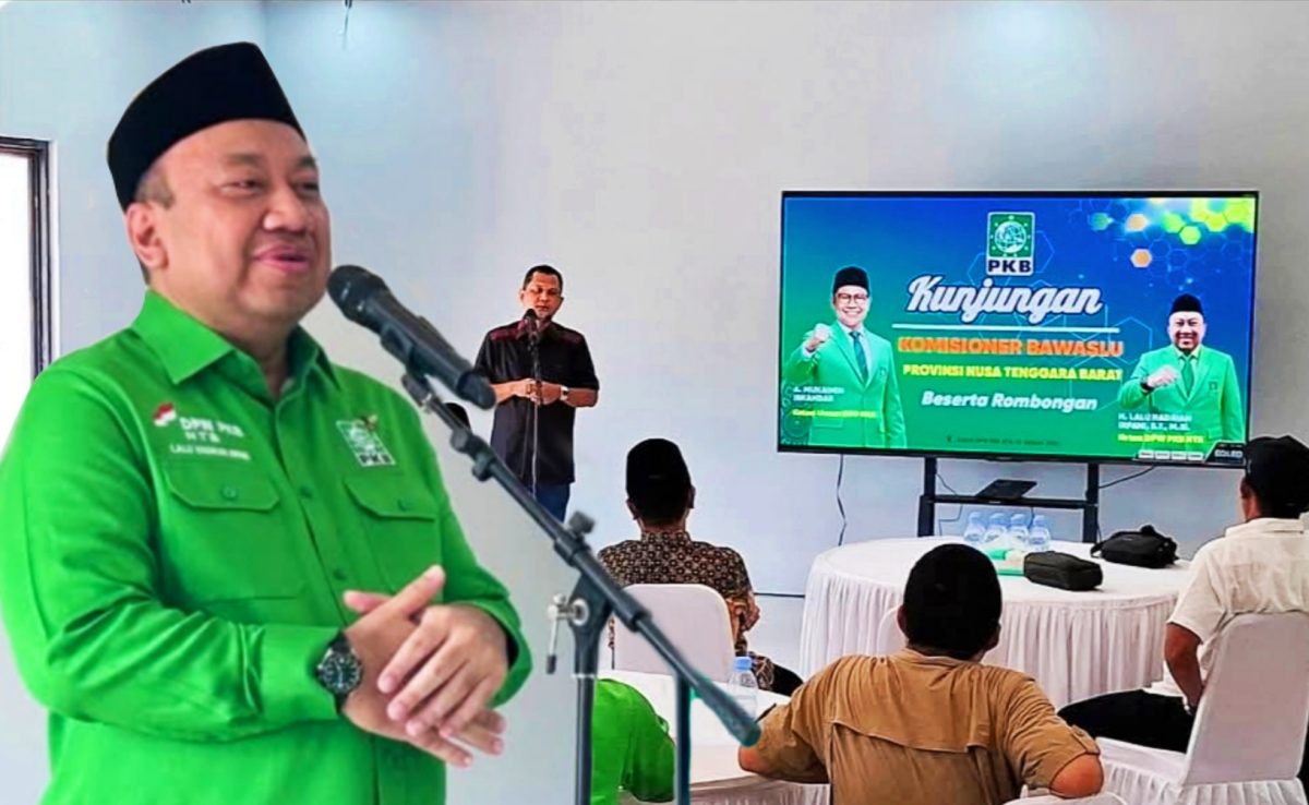 Terlihat Ketua Bawaslu NTB Bersama Ketua DPW PKB NTB, Lalu Hadrian Irfani, Dan Jajaran Pengurus Saat Agenda Konsolidasi Demokrasi di kantor baru DPW PKB NTB, Jalan Merdeka, Pagesangan, Mataram.