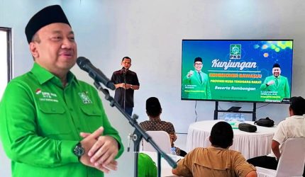 Ketua Bawaslu NTB bersama Lalu Hadrian Irfani dan jajaran DPW PKB NTB saat Konsolidasi Demokrasi di kantor baru PKB di Mataram.
